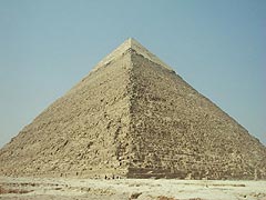 カフラー王のピラミッドを斜めから