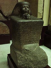 ネフェルゥラー王女を抱くセンムト座像