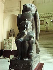 ホルス神に守護されるラムセス2世像