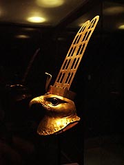黄金のホルス頭部像横