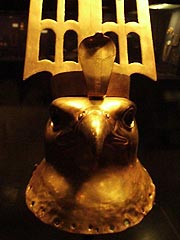 黄金のホルス頭部像正面