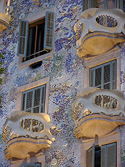 タイルとガラスで装飾された壁
