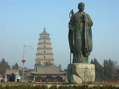 三蔵法師像と大雁塔