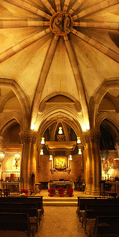 主祭壇と丸天井パノラマ