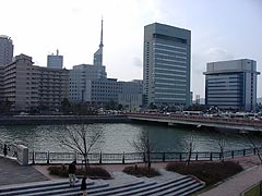 オフィスビルと福岡タワー