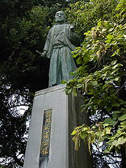 前田正甫の像